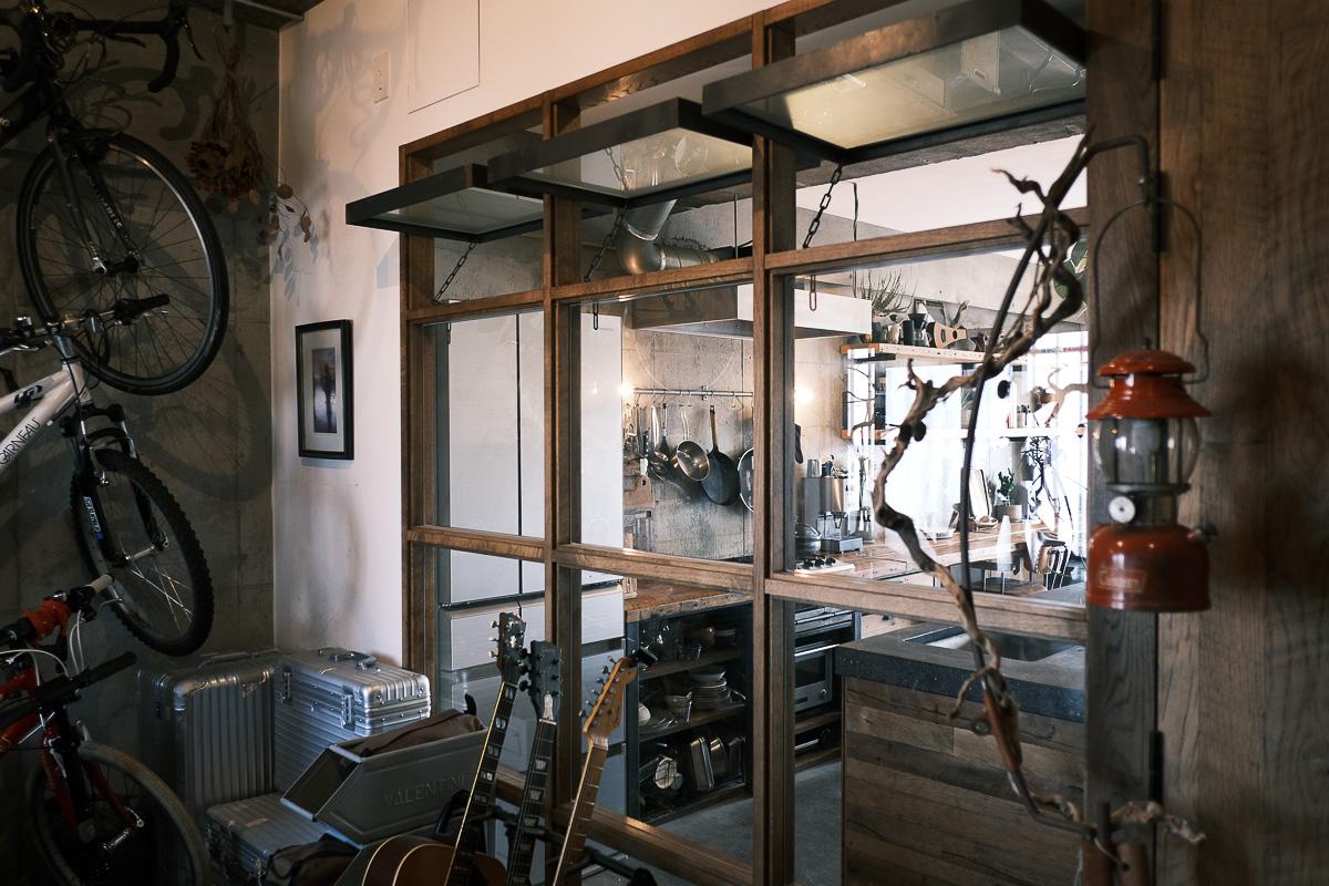 世田谷区玉堤の売買物件/リビングと土間の間の壁窓。上部の開閉可能な窓はスチール材で作られているというこだわりよう