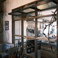 世田谷区玉堤の売買物件/リビングと土間の間の壁窓。上部の開閉可能な窓はスチール材で作られているというこだわりよう