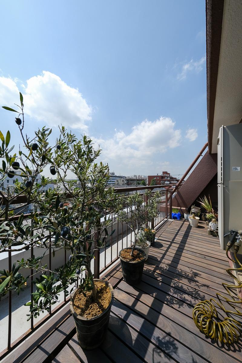 世田谷区玉堤の売買物件/こちらはリビングから出られるウッドデッキ敷きのバルコニー