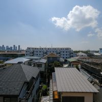 世田谷区玉堤の売買物件/リビングからの抜けた眺望。すぐそこが多摩川で、さまざまな花火大会が眺められるそう