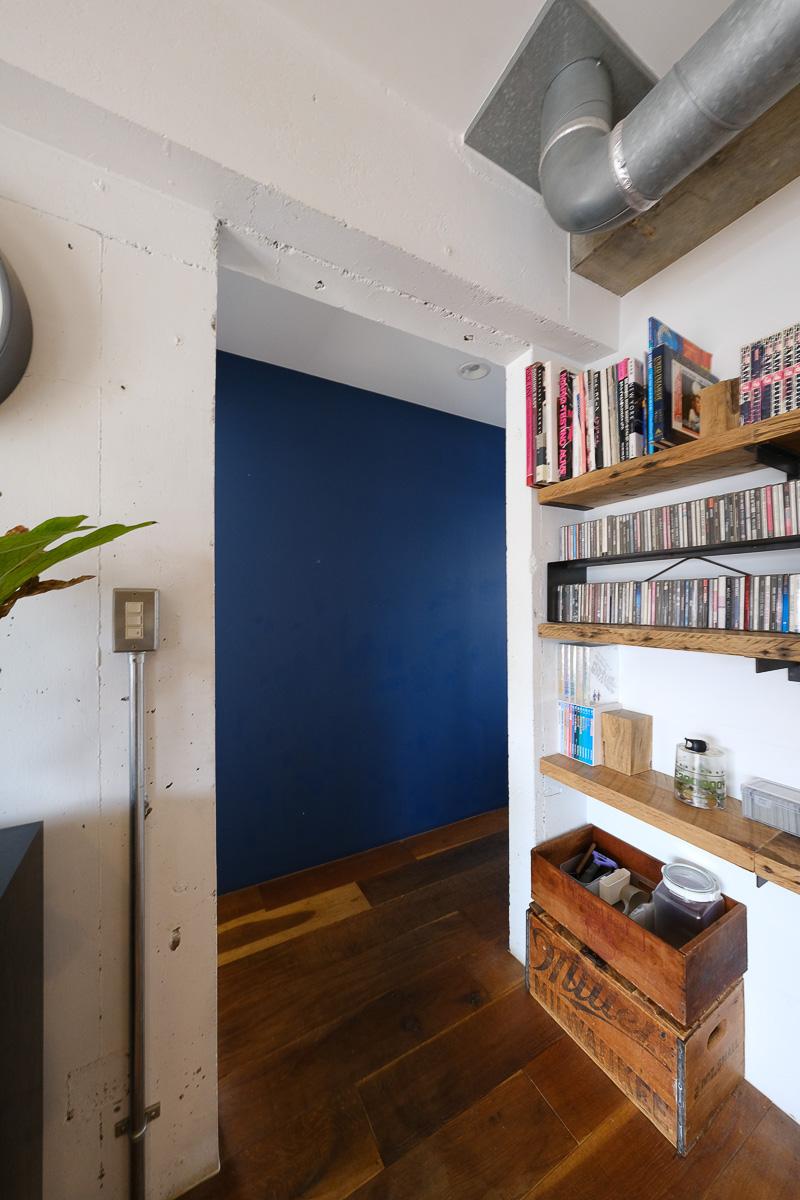 世田谷区玉堤の売買物件/白の壁面からチラリと覗くネイビーブルーの壁面が良い雰囲気
