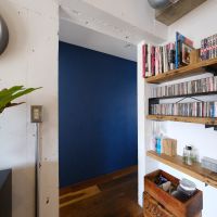 世田谷区玉堤の売買物件/白の壁面からチラリと覗くネイビーブルーの壁面が良い雰囲気