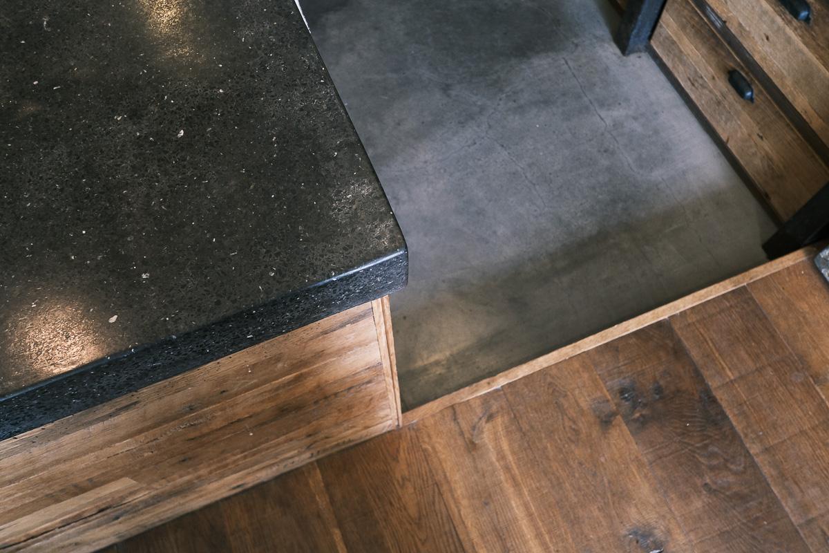 世田谷区玉堤の売買物件/人研ぎと無垢材、モルタル土間のコントラスト