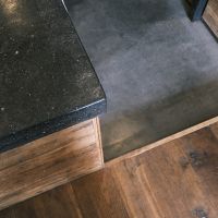 世田谷区玉堤の売買物件/人研ぎと無垢材、モルタル土間のコントラスト