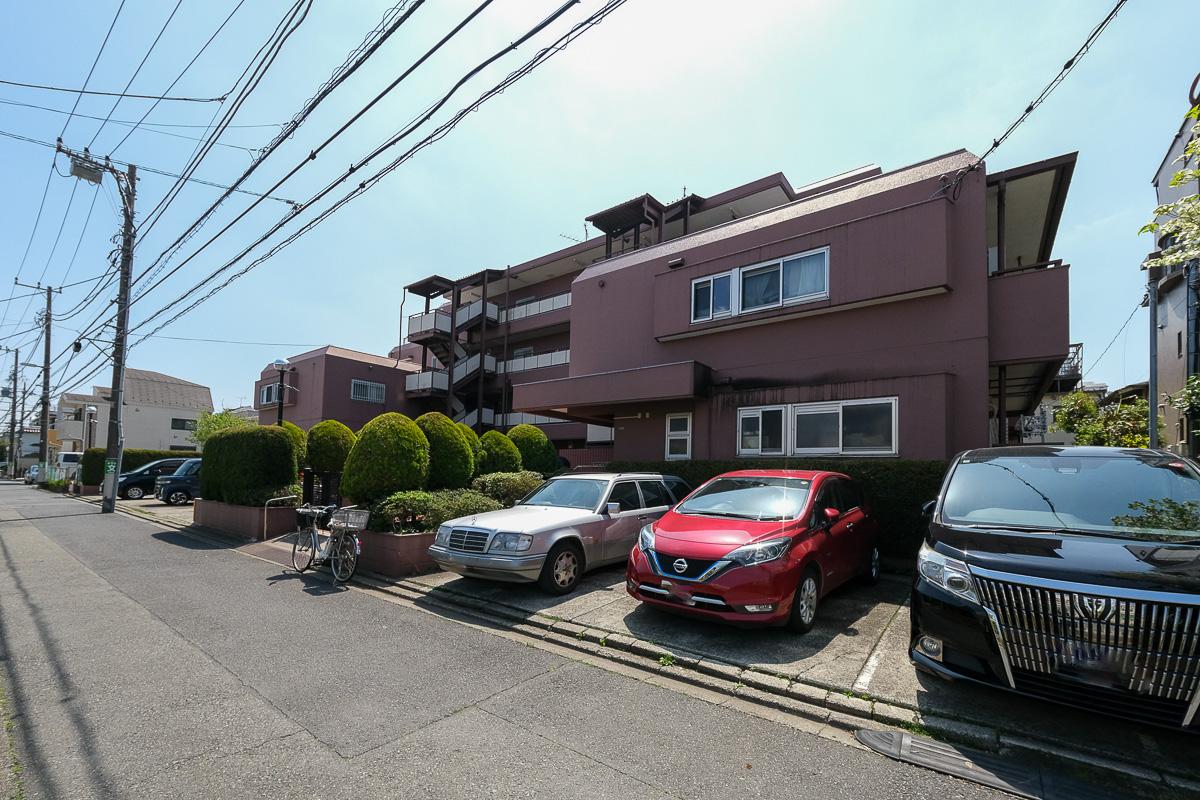 世田谷区玉堤の売買物件/外観。4階建ての低層マンション