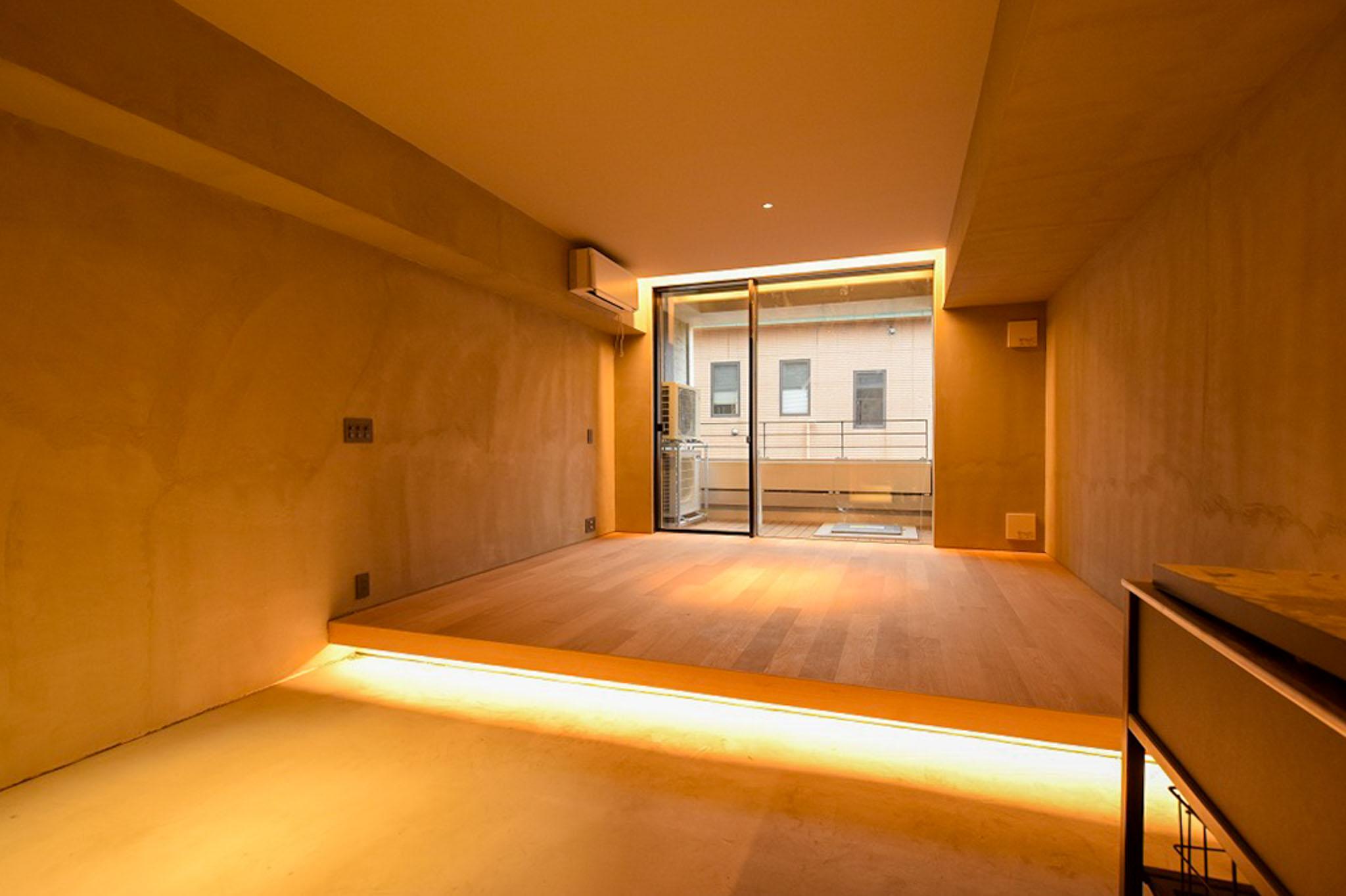 目黒区上目黒の賃貸物件/塗りで仕上げられた壁天井に無垢フローリングの小上がり