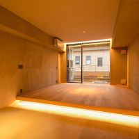 目黒区上目黒の賃貸物件/塗りで仕上げられた壁天井に無垢フローリングの小上がり