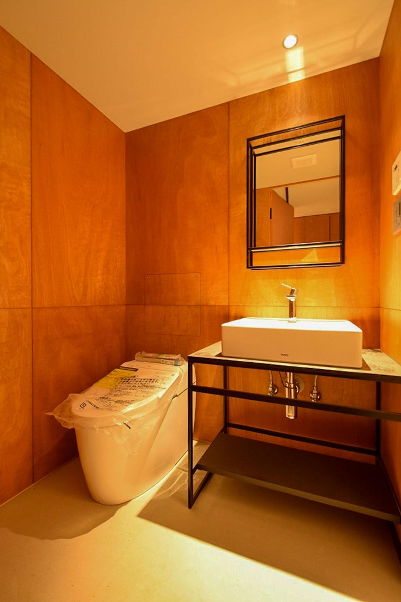 目黒区上目黒の賃貸物件/ホテルライクなサニタリー。壁の木材も、いい雰囲気