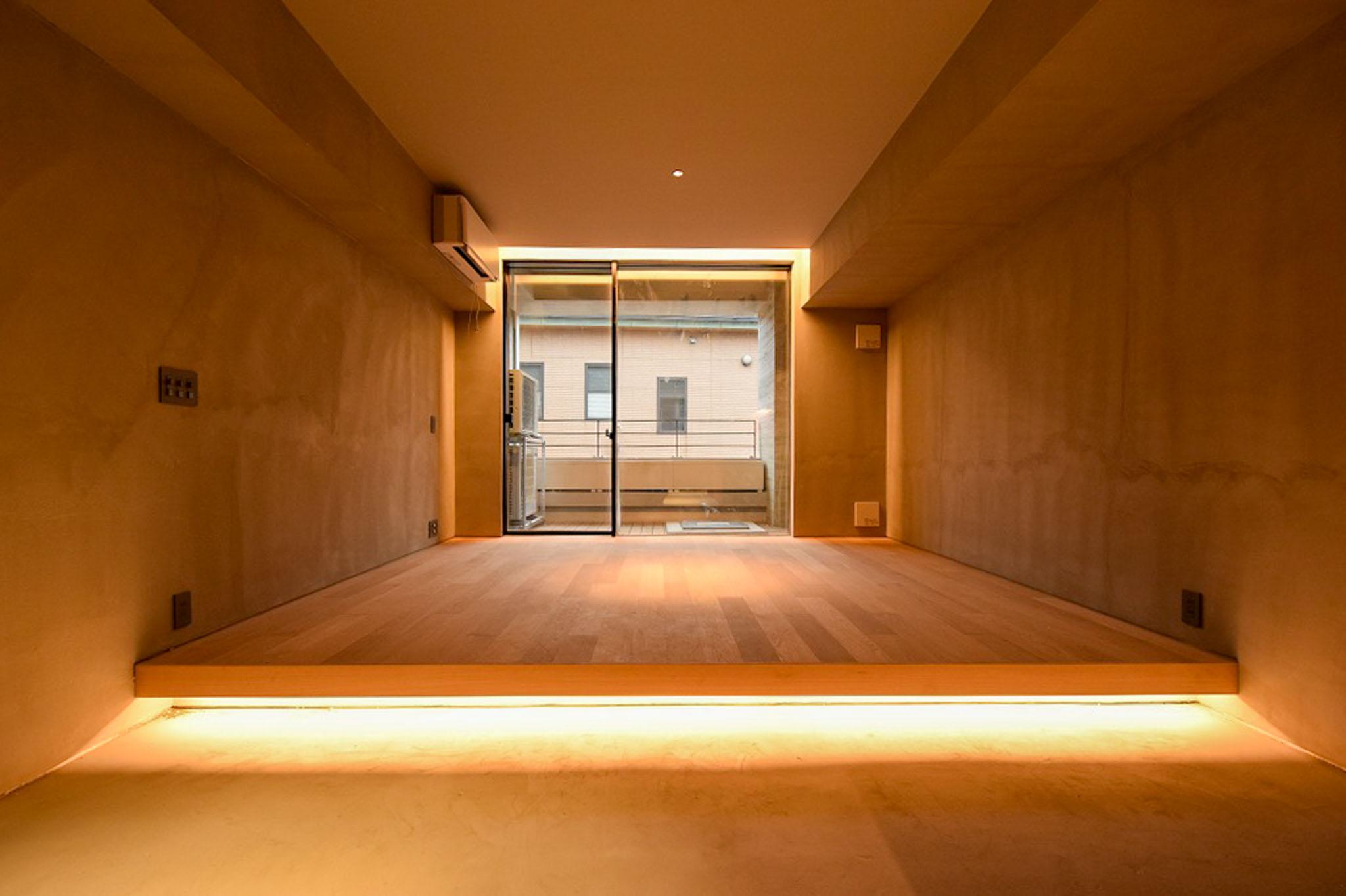 目黒区上目黒の賃貸物件/室内とつながるようなウッドデッキが敷かれたバルコニー