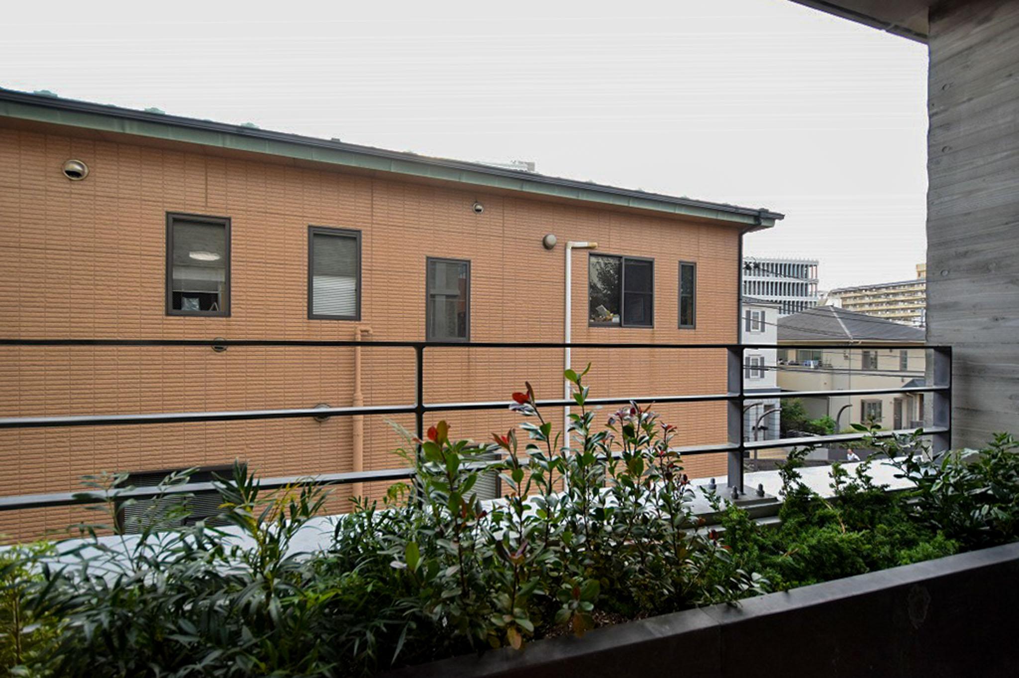 目黒区上目黒の賃貸物件/バルコニー。抜けはないものの中目黒の空が感じられる