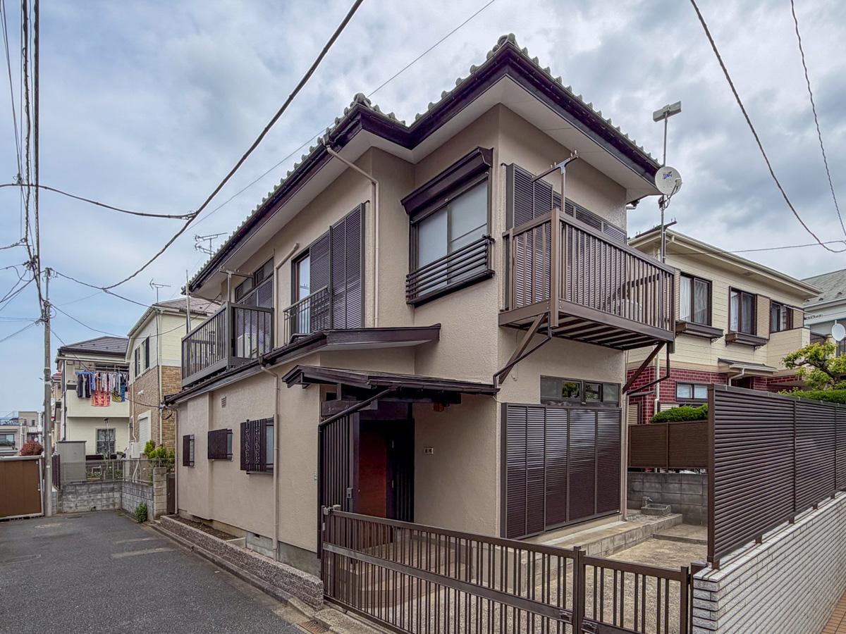 東京都世田谷区千歳台の賃貸物件/建物外観。玄関前にはゆったりとした間口の駐車場あり