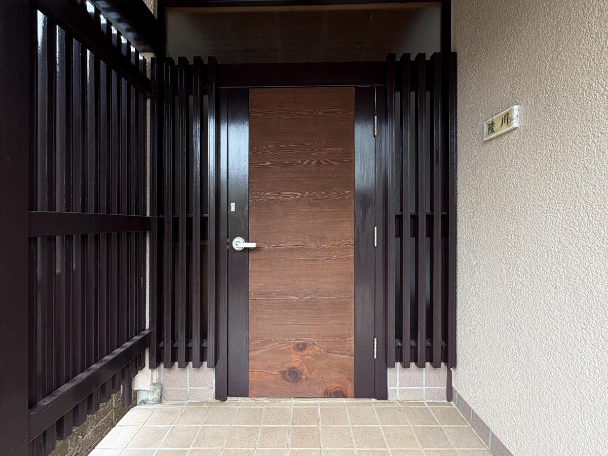 東京都世田谷区千歳台の賃貸物件/剥き出しの木材と塗装部分のコントラストが美しい玄関