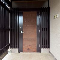 東京都世田谷区千歳台の賃貸物件/剥き出しの木材と塗装部分のコントラストが美しい玄関