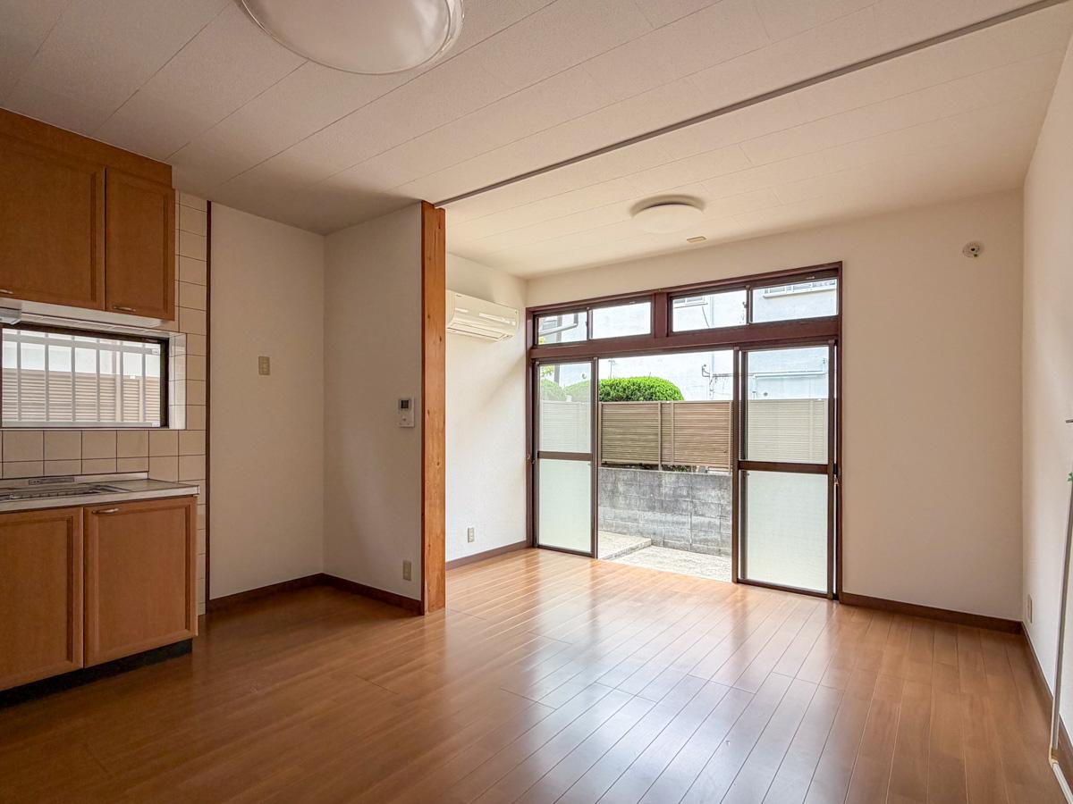 東京都世田谷区千歳台の賃貸物件/約12畳のLDK。窓が広くて開放的