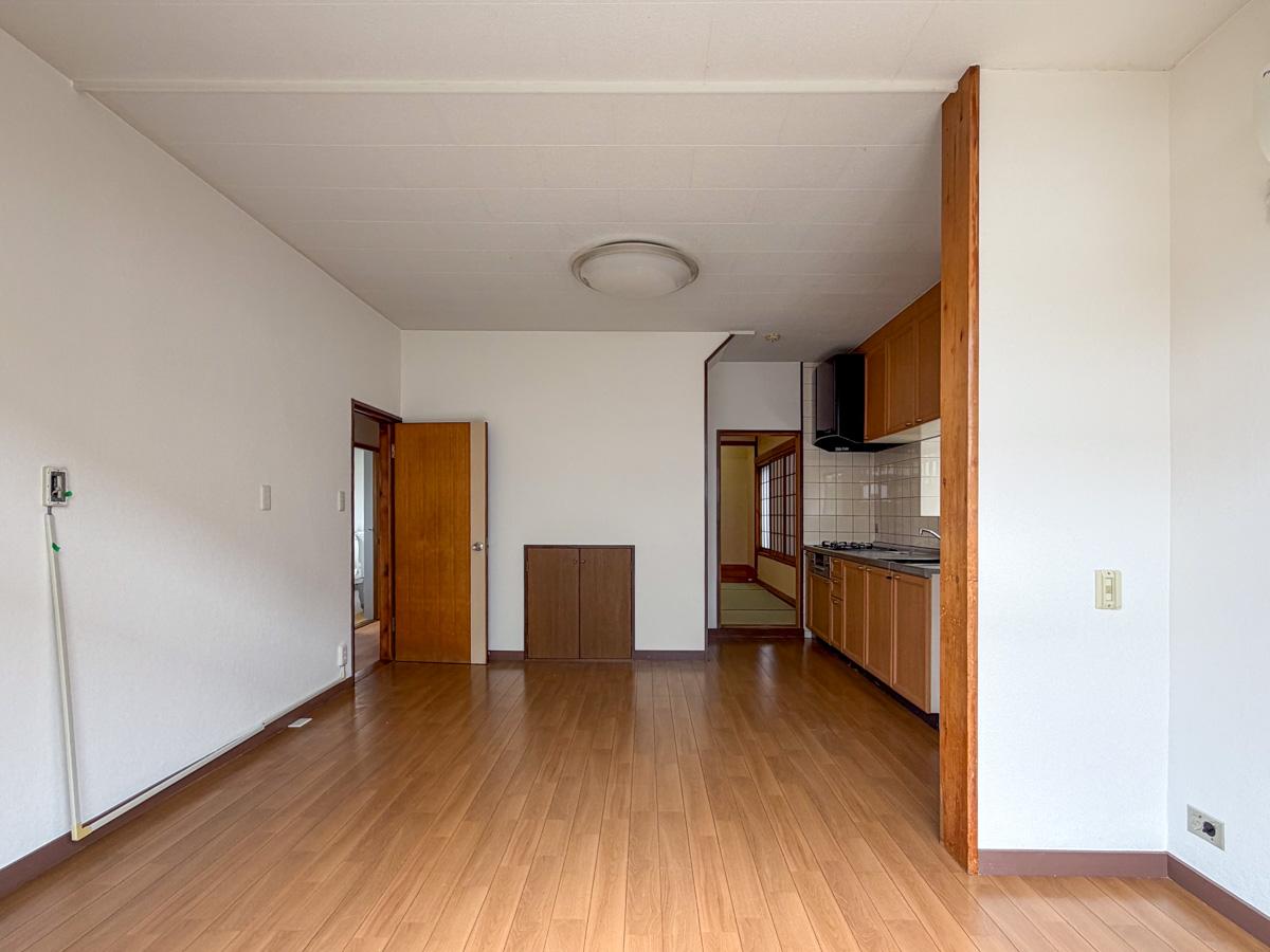 東京都世田谷区千歳台の賃貸物件/窓側からLDKを見る。使い勝手の良さそうな広さです