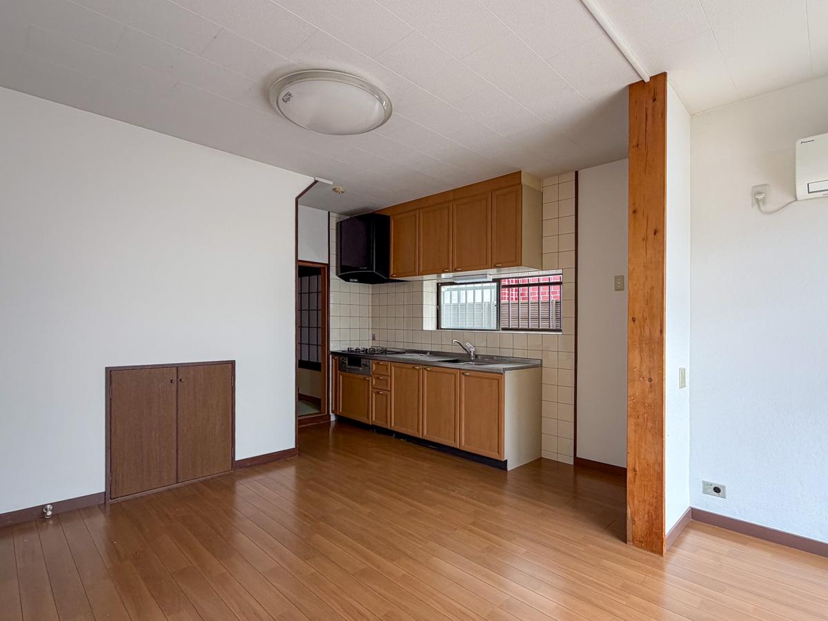 東京都世田谷区千歳台の賃貸物件/別角度。壁側の小さな扉は階段下収納です。キッチンは幅広で収納も多く使いやすそう