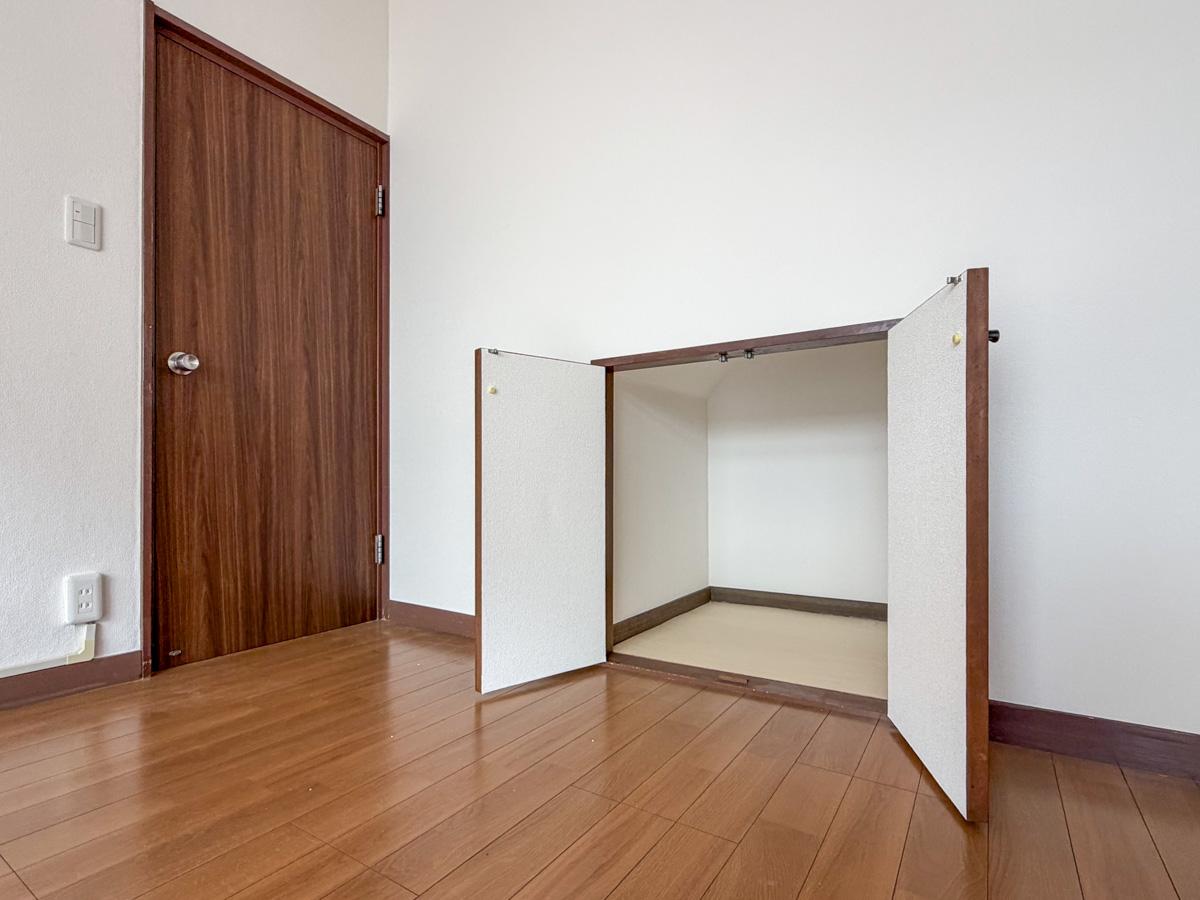 東京都世田谷区千歳台の賃貸物件/階段下収納は日常の細かな物の収納にちょうど良さそう