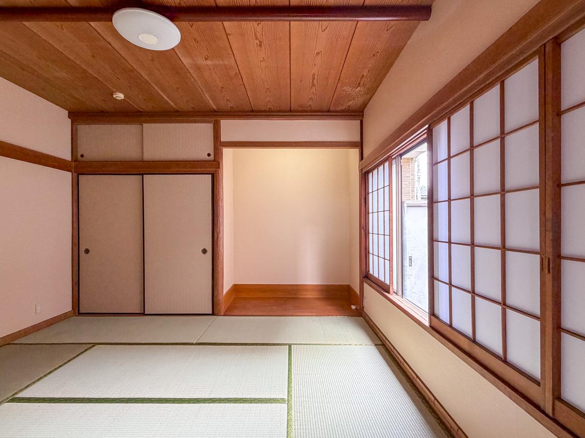 東京都世田谷区千歳台の賃貸物件/8畳の和室。北側ですが、窓が広いため暗い印象はありません