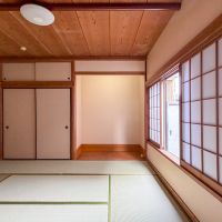 東京都世田谷区千歳台の賃貸物件/8畳の和室。北側ですが、窓が広いため暗い印象はありません