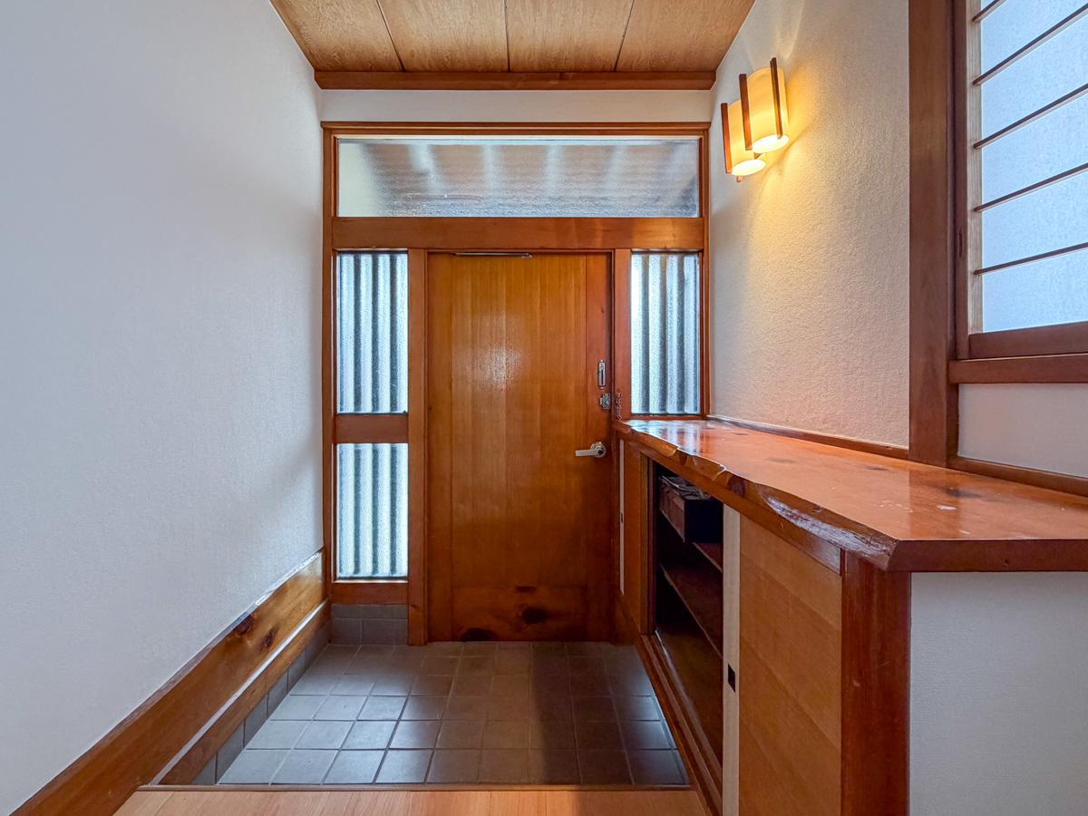 東京都世田谷区千歳台の賃貸物件/玄関は良質な木材で重厚感あります