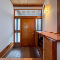 東京都世田谷区千歳台の賃貸物件/玄関は良質な木材で重厚感あります