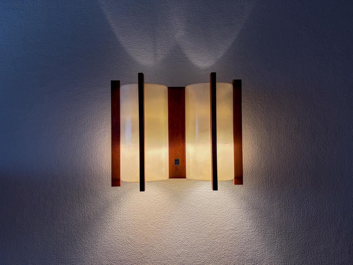 東京都世田谷区千歳台の賃貸物件/玄関の雰囲気と妙にマッチした照明