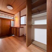 東京都世田谷区千歳台の賃貸物件/玄関先には相当な容量の収納