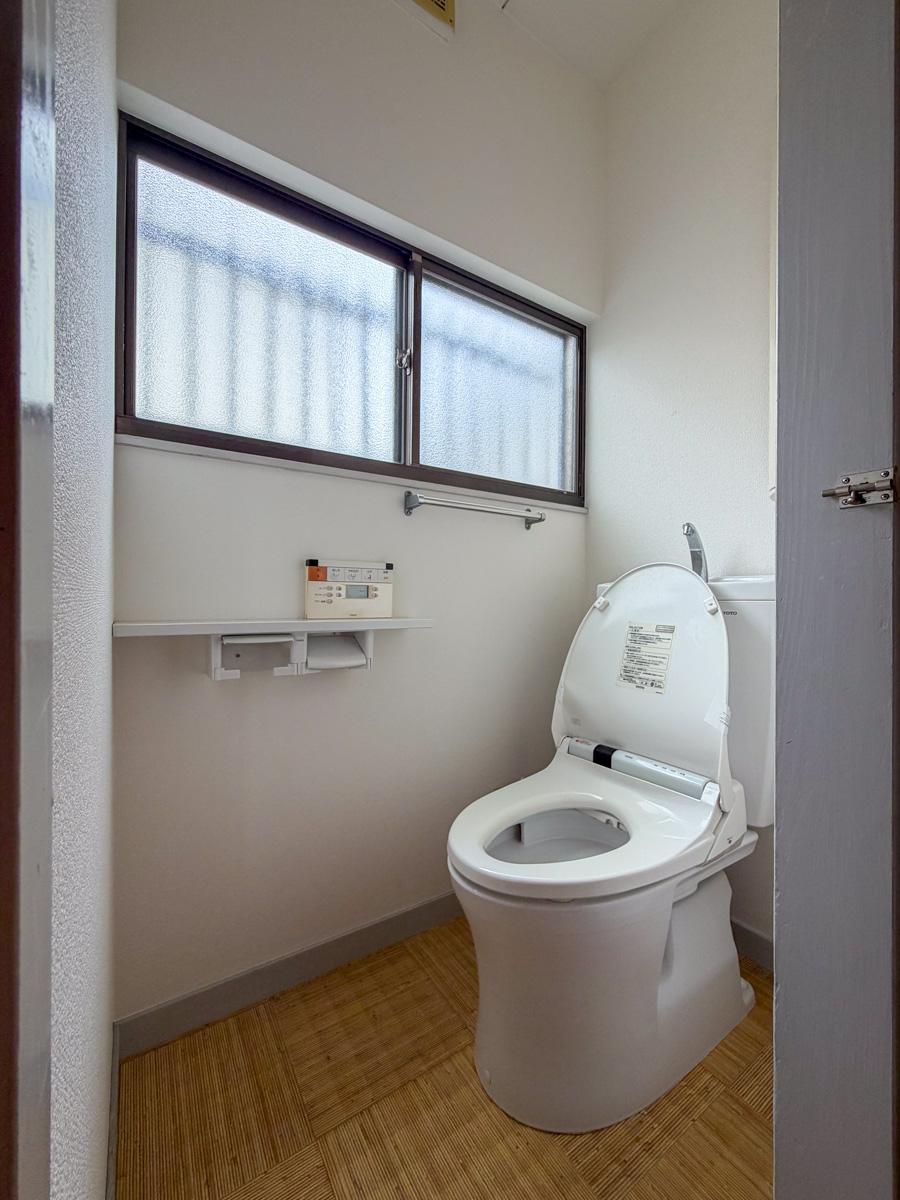 東京都世田谷区千歳台の賃貸物件/1階トイレ。ウォシュレット付き