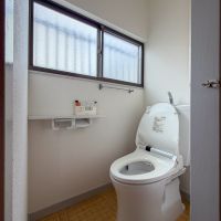 東京都世田谷区千歳台の賃貸物件/1階トイレ。ウォシュレット付き