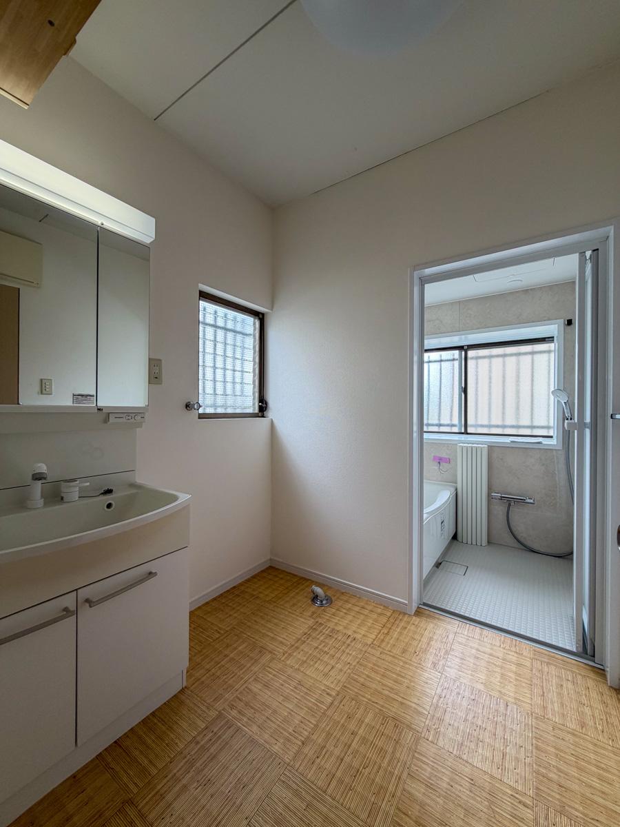 東京都世田谷区千歳台の賃貸物件/洗面スペース。奥が洗濯機置き場です