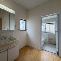 東京都世田谷区千歳台の賃貸物件/洗面スペース。奥が洗濯機置き場です