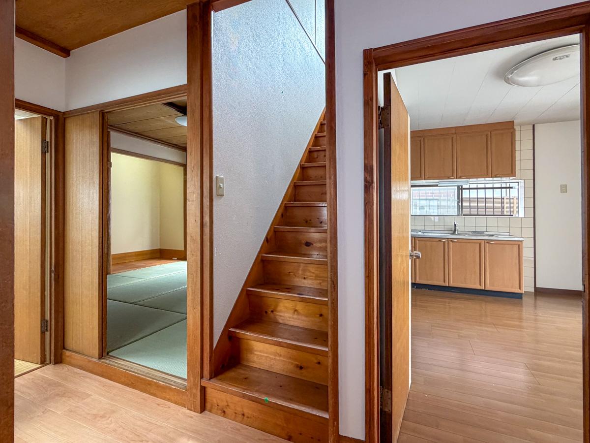 東京都世田谷区千歳台の賃貸物件/階段は細めで少し急です