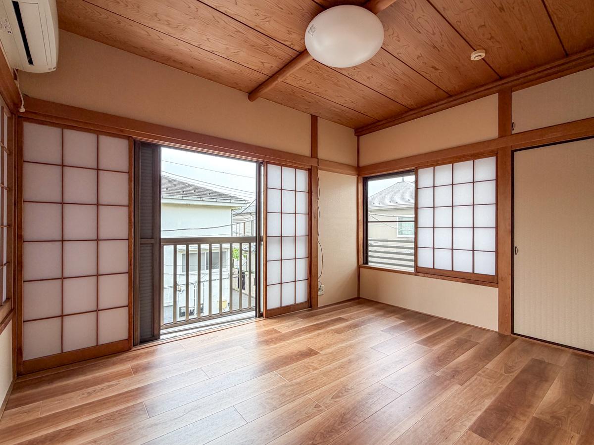 東京都世田谷区千歳台の賃貸物件/2階南側の洋室。南と西の二面採光なので1日を通して明るそう