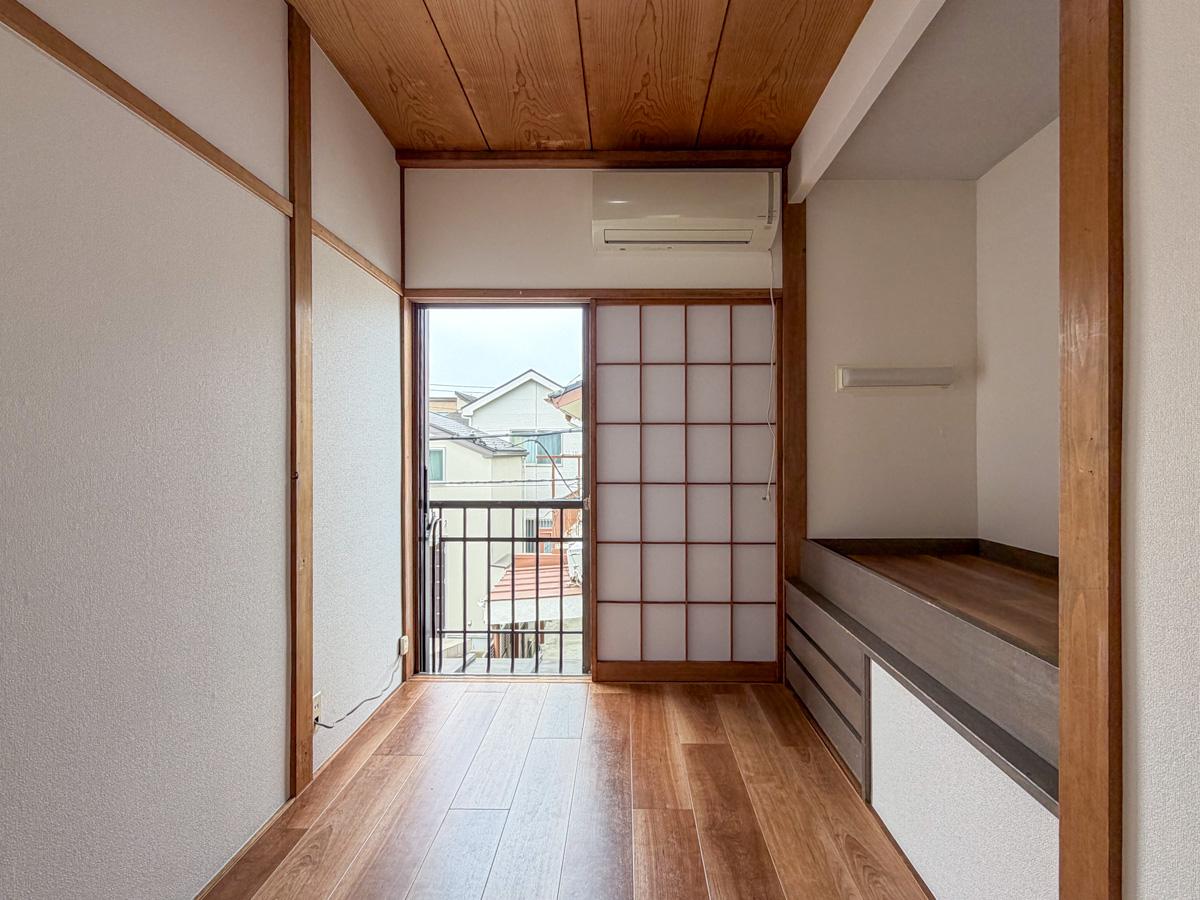 東京都世田谷区千歳台の賃貸物件/2階中央の部屋。書斎としてもよさそう