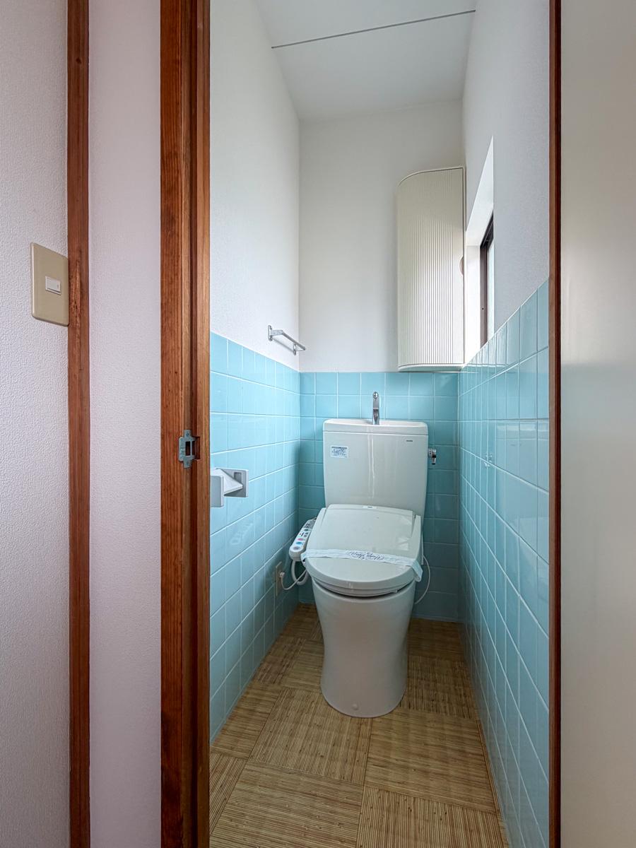 東京都世田谷区千歳台の賃貸物件/トイレは２階にもあります。水色のタイルがチャーミング