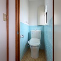 東京都世田谷区千歳台の賃貸物件/トイレは２階にもあります。水色のタイルがチャーミング
