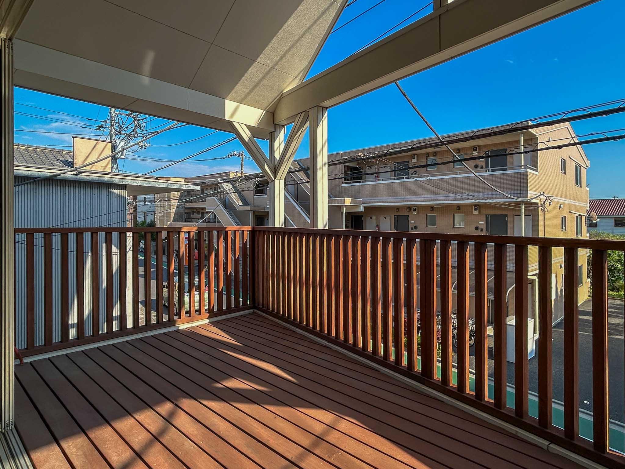 三鷹市上連雀の賃貸物件/室内とフラットにつながる、ゆったりとしたバルコニー
