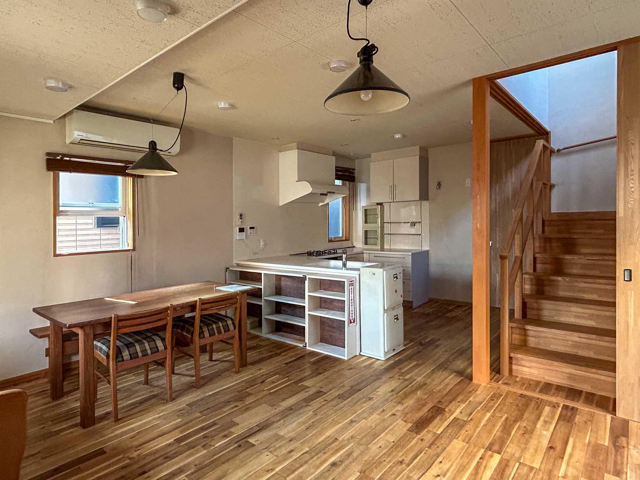 三鷹市上連雀の賃貸物件/1階にリビング。2階と同様、木をふんだんに使った内装