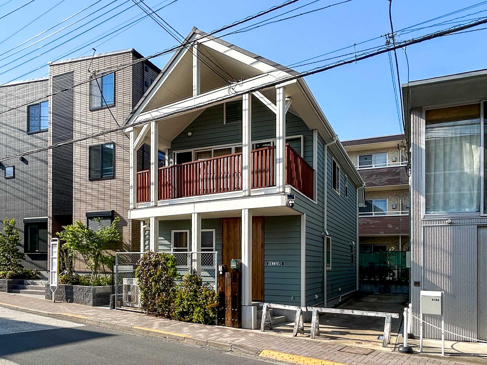 三鷹市上連雀の賃貸物件/西海岸のテイストがある戸建て。家の目の前にバス停があります