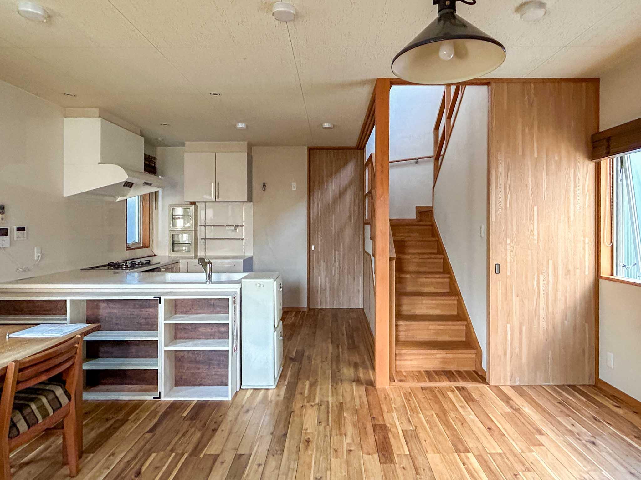 三鷹市上連雀の賃貸物件/1階：玄関側からリビングをみる