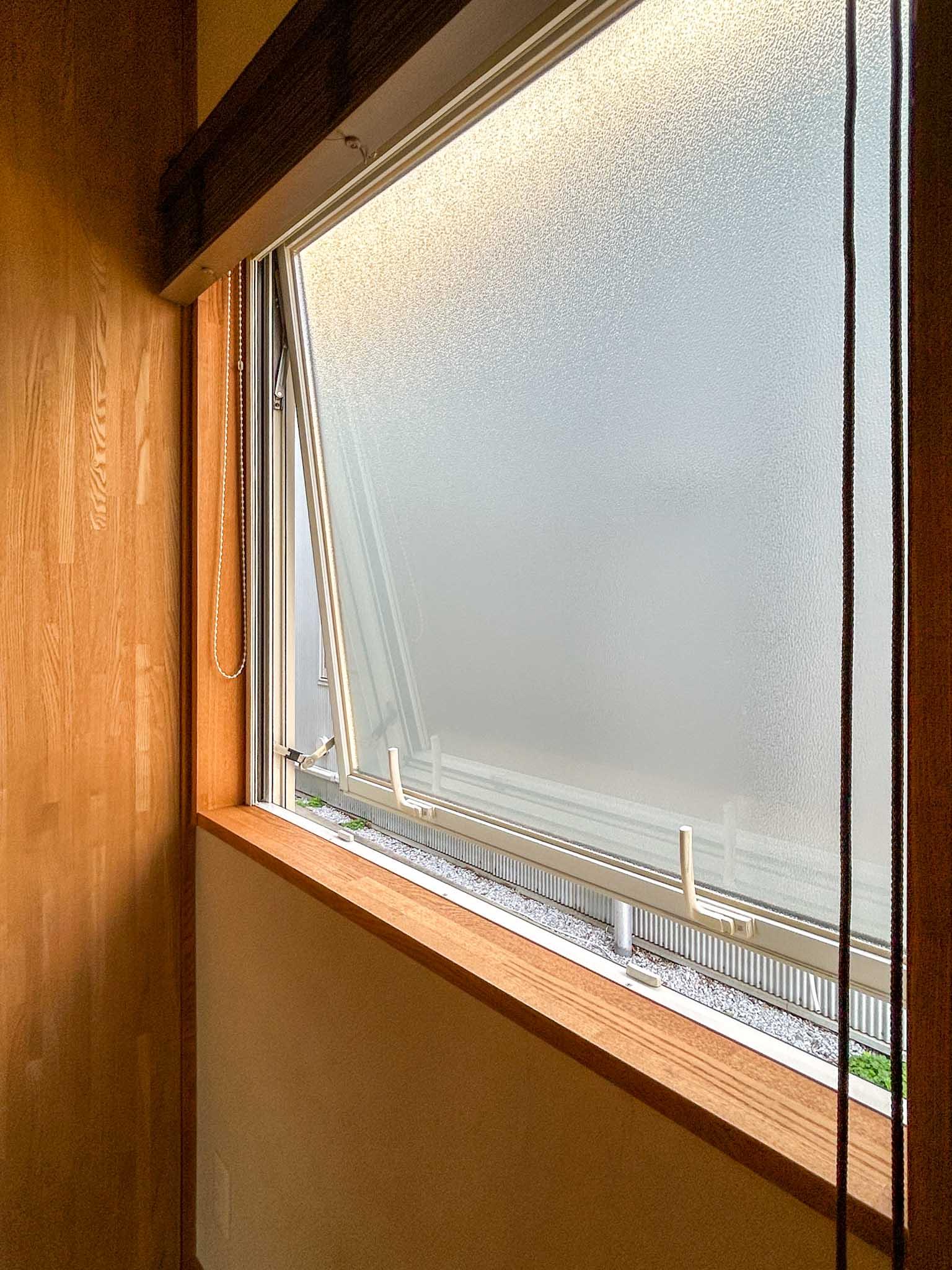 三鷹市上連雀の賃貸物件/1階：東側の大きな窓。1階は全てすりガラスで、ブラインドを開けても視線は気にならない