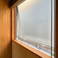 三鷹市上連雀の賃貸物件/1階：東側の大きな窓。1階は全てすりガラスで、ブラインドを開けても視線は気にならない