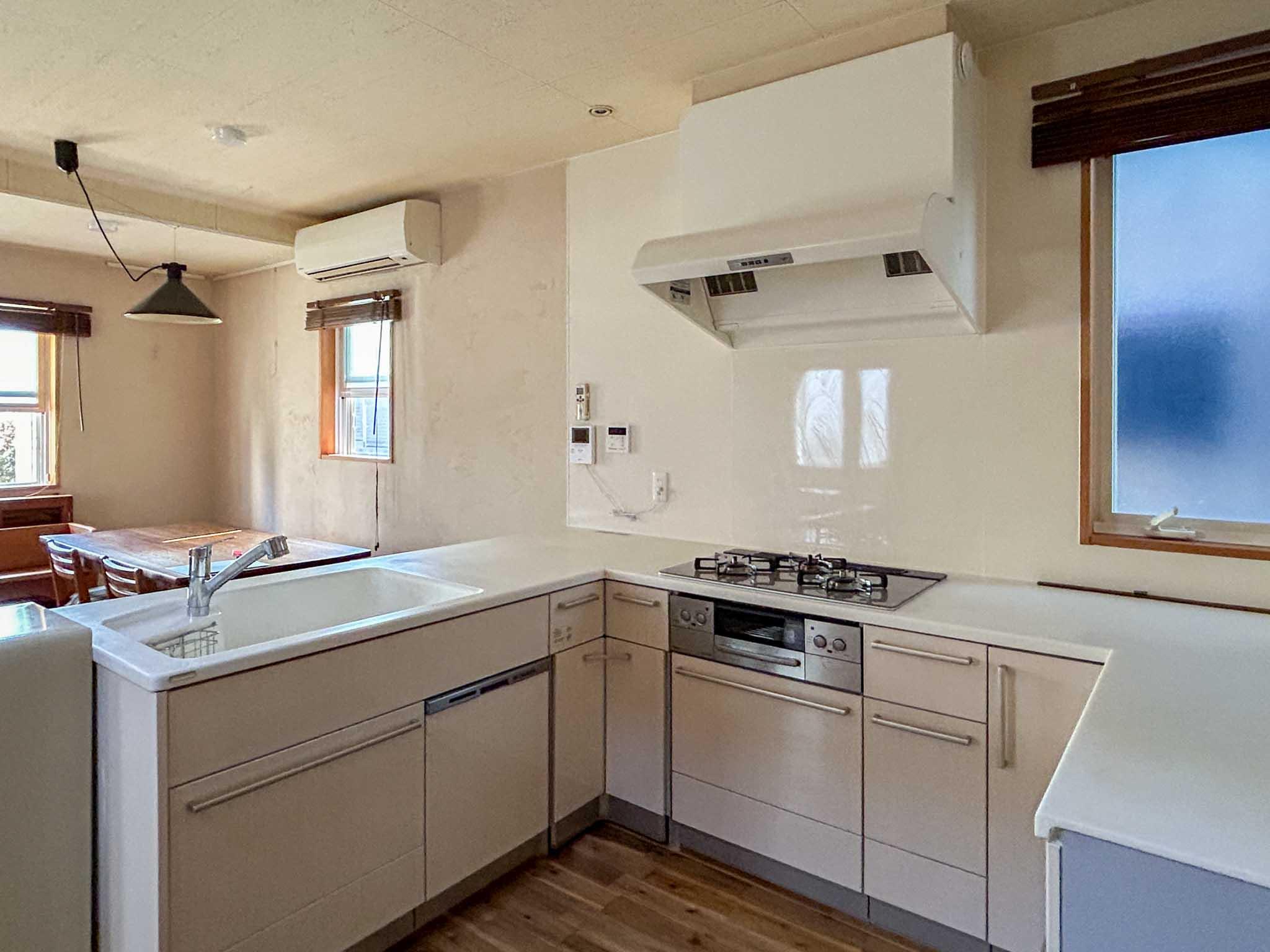 三鷹市上連雀の賃貸物件/1階：コの字型の使いやすいキッチン