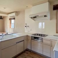 三鷹市上連雀の賃貸物件/1階：コの字型の使いやすいキッチン