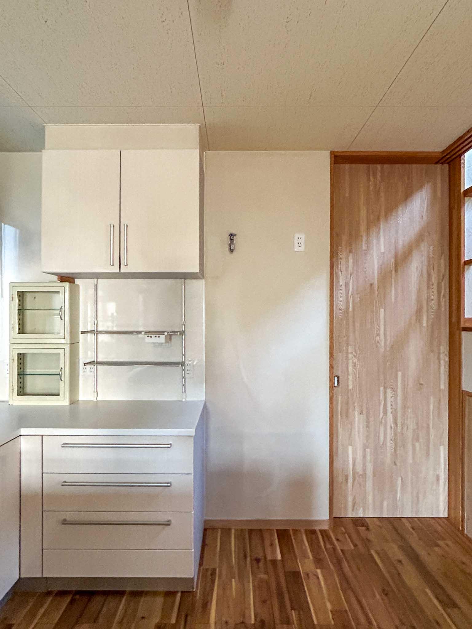 三鷹市上連雀の賃貸物件/1階：キッチンの奥に水回りと洋室があります