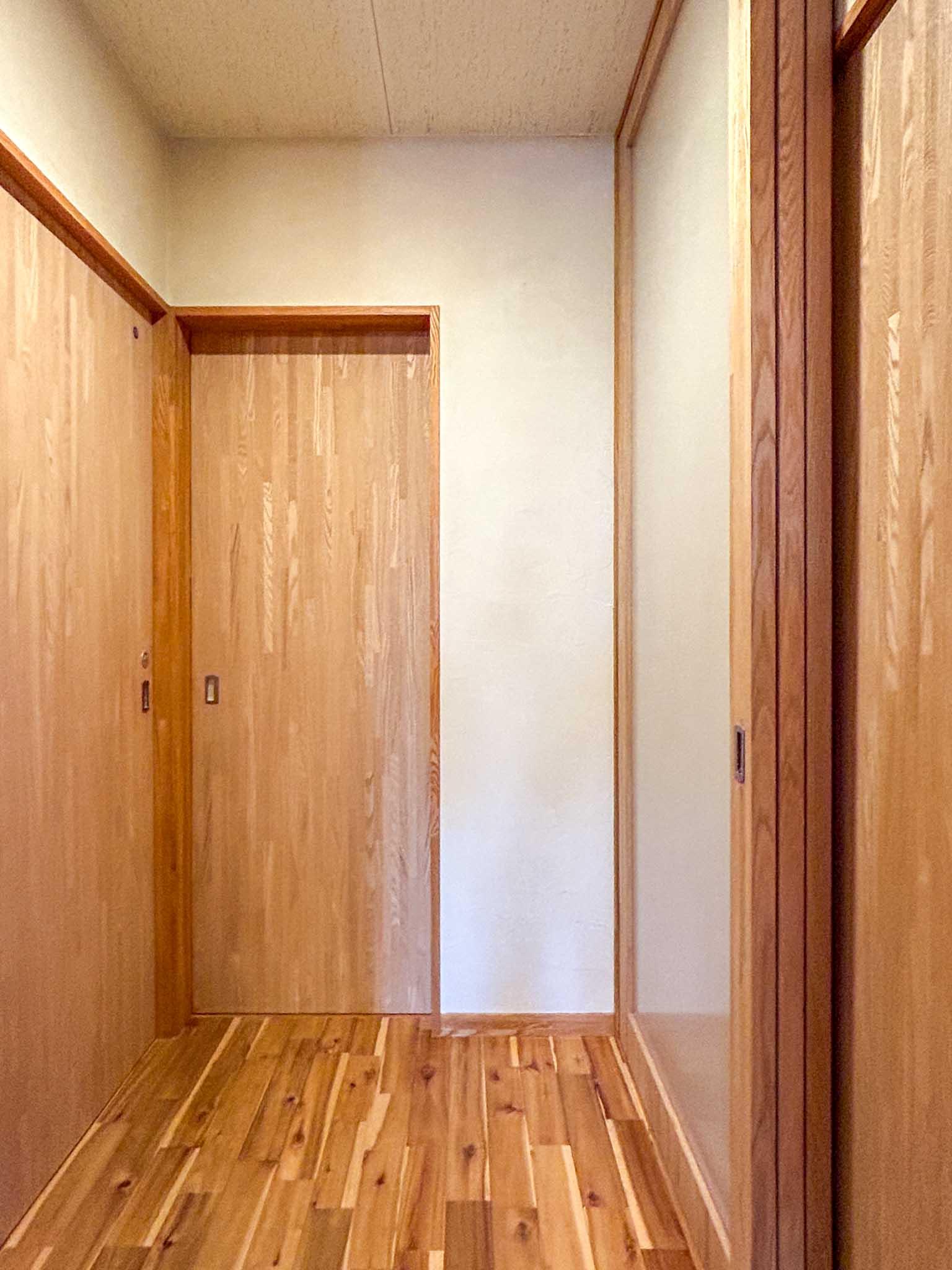 三鷹市上連雀の賃貸物件/1階：左が水回り、右にWIC、正面に洋室