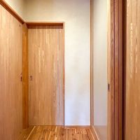 三鷹市上連雀の賃貸物件/1階：左が水回り、右にWIC、正面に洋室