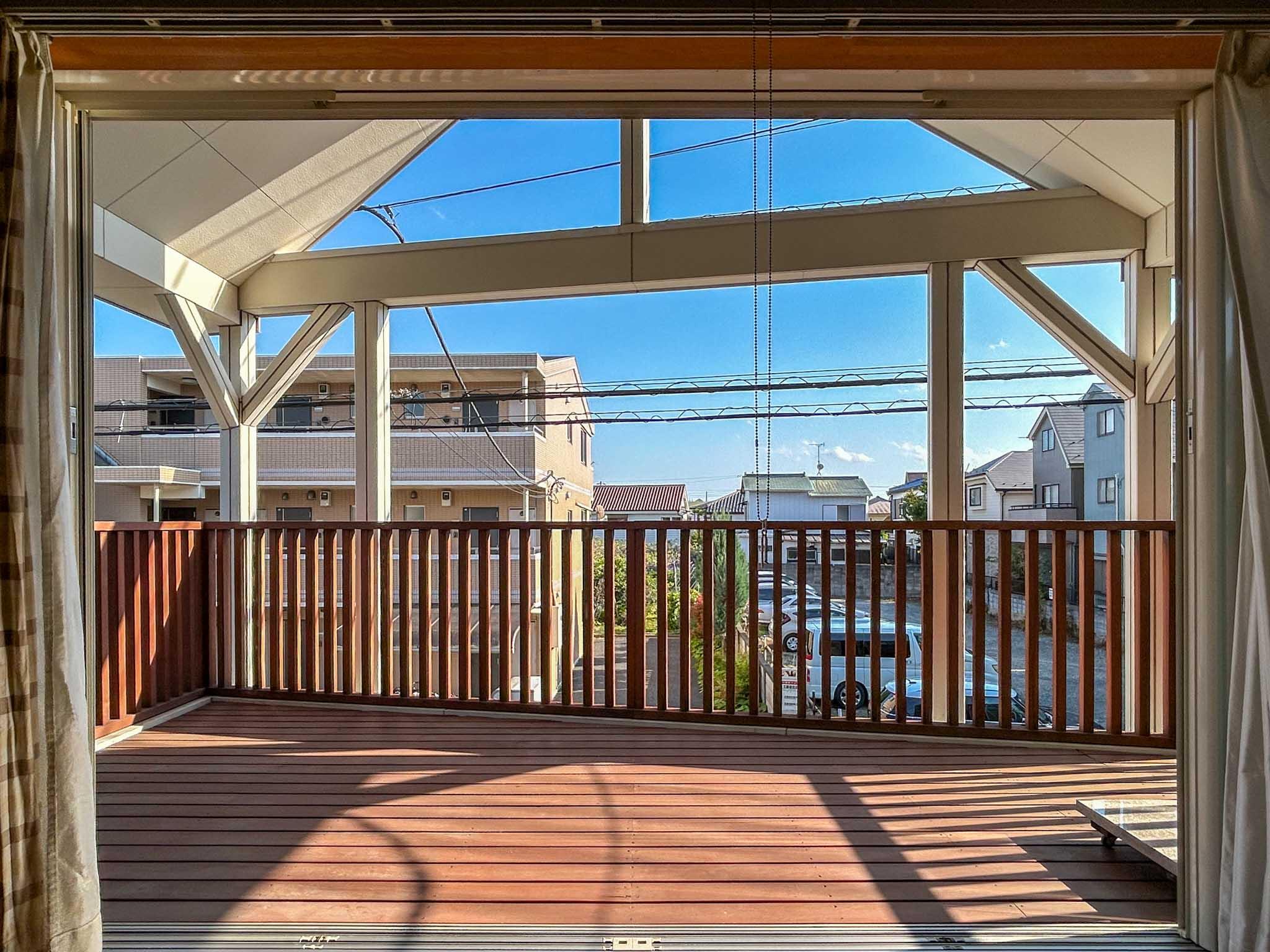 三鷹市上連雀の賃貸物件/2階：窓からの景色。人目が気になる場合は、タープを張るのがおすすめ