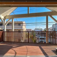 三鷹市上連雀の賃貸物件/2階：窓からの景色。人目が気になる場合は、タープを張るのがおすすめ