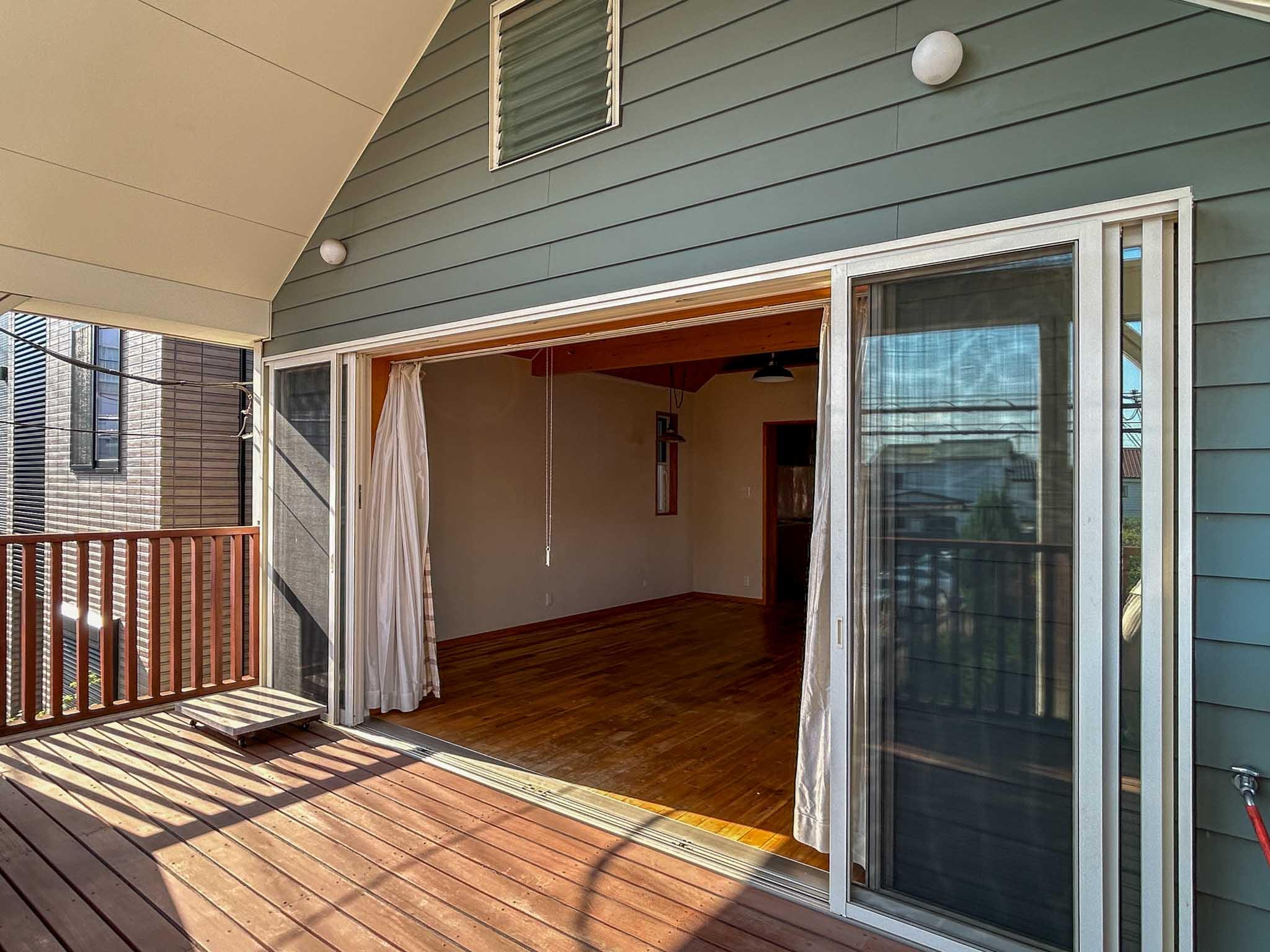 三鷹市上連雀の賃貸物件/2階：懐が深いため、夏場は室内に直射日光が入りにくいつくり。外に水栓もついています